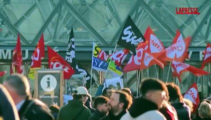 Parigi, i lavoratori del Louvre in sciopero: "Preoccupati per sicurezza e finanziamenti"