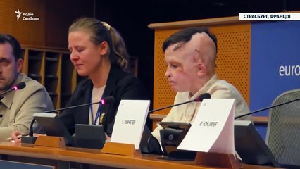 Une interprète du Parlement fond en larmes devant le témoignage d'un jeune ukrainien, blessé et ayant perdu sa mère lors d'une frappe de missile