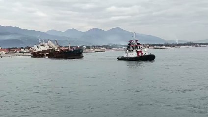Massa, la nave Guang Rong trainata con il rimorchiatore