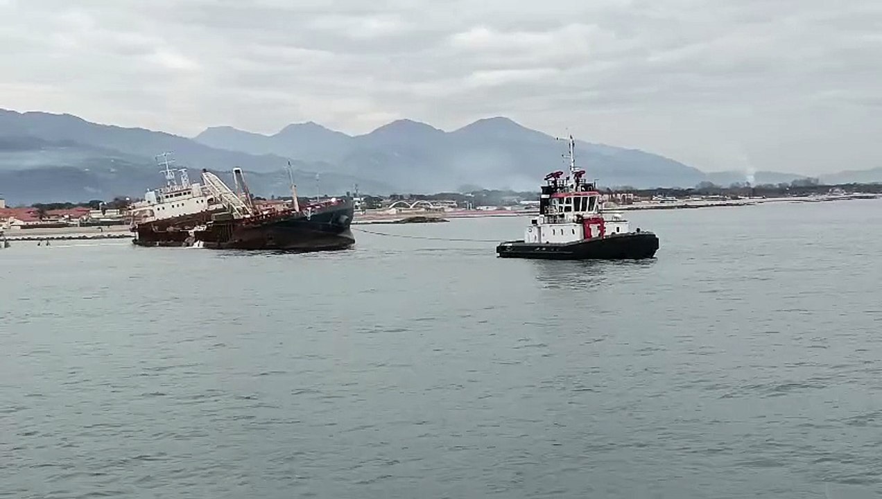 Massa, la nave Guang Rong trainata con il rimorchiatore