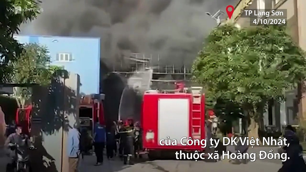 Cột khói bốc cao 30 mét trong xưởng xe bốc cháy