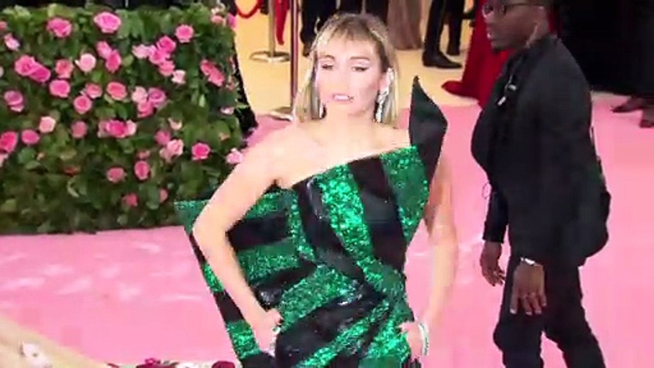 Justin Bieber Lip Sync Selena Gomez Name In POPSTAR & Breaks The Internet