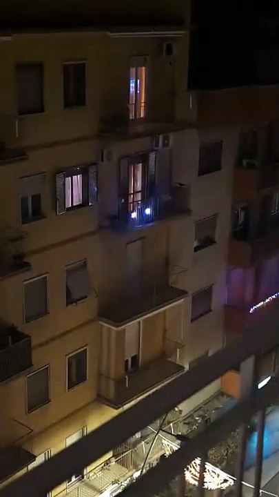 Les illuminations de Noël de ce balcon sont géniales