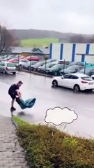 Il veut rester au sec en pleine inondation... raté