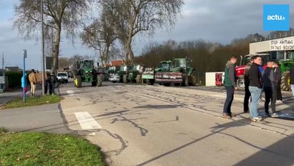Dermatose nodulaire : les agriculteurs stationnent devant la sous-préfecture d'Argentan.