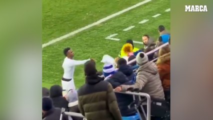 Vinicius regaló una camiseta a un aficionado en Mendizorroza tras ser sustituido