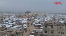 Le famiglie sfollate della Striscia di Gaza preparano le tende per il gelo invernale dopo l'alluvione: il video