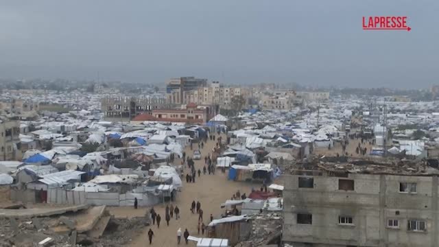 Le famiglie sfollate della Striscia di Gaza preparano le tende per il gelo invernale dopo l'alluvione: il video