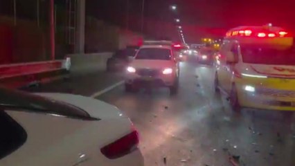 인천공항고속도로에서 차량 5대 추돌...2명 부상 / YTN