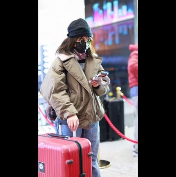 2025.12.14 - Triệu Vy xuất hiện ở sân bay Bắc Kinh, đón chuyến bay về quê An Huy.