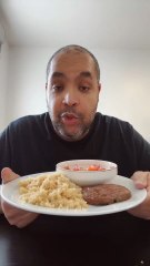 Aujourd'hui, je vous montre mon déjeuner de ce jour. J'ai mangé de la semoule complète avec de la tomate et un steak haché. Et pour le dessert j'ai mangé une pomme. #motivation #pertedepoids #diabetes #obesite #dejeuner