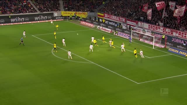 Fribourg - Höler égalise grâce à un magnifique geste acrobatique face à Dortmund