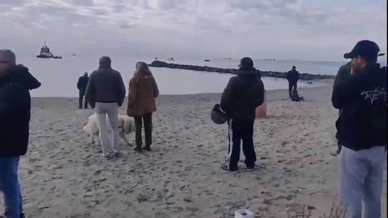 La Guang Rong se ne va da Marina di Massa: il video della rimozione della nave rimasta incagliata