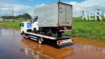 Alagamento em frente ao Aeroporto causa transtornos em Cascavel