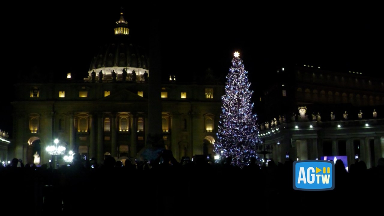 Piazza San Pietro, inaugurati presepe e albero di Natale: per la prima volta presiede una donna
