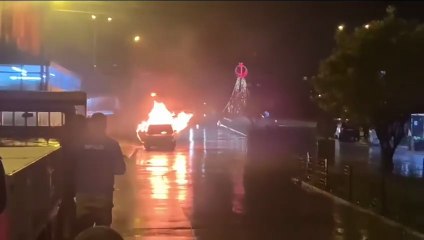 Cayır cayır yanan otomobil kullanılamaz hale geldi