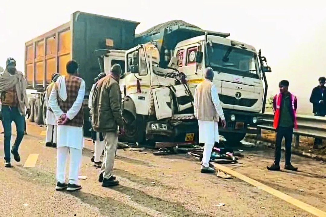कोहरे का कहर: दिल्ली-मुंबई एक्सप्रेस-वे पर कई वाहन टकराए, सीआईएसएफ इंस्पेक्टर सहित दो की मौत... देखें वीडियो .....