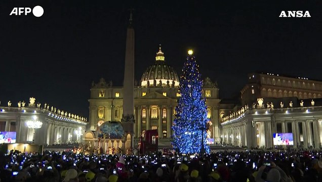 Piazza San Pietro, inaugurati l'albero di Natale e il presepe
