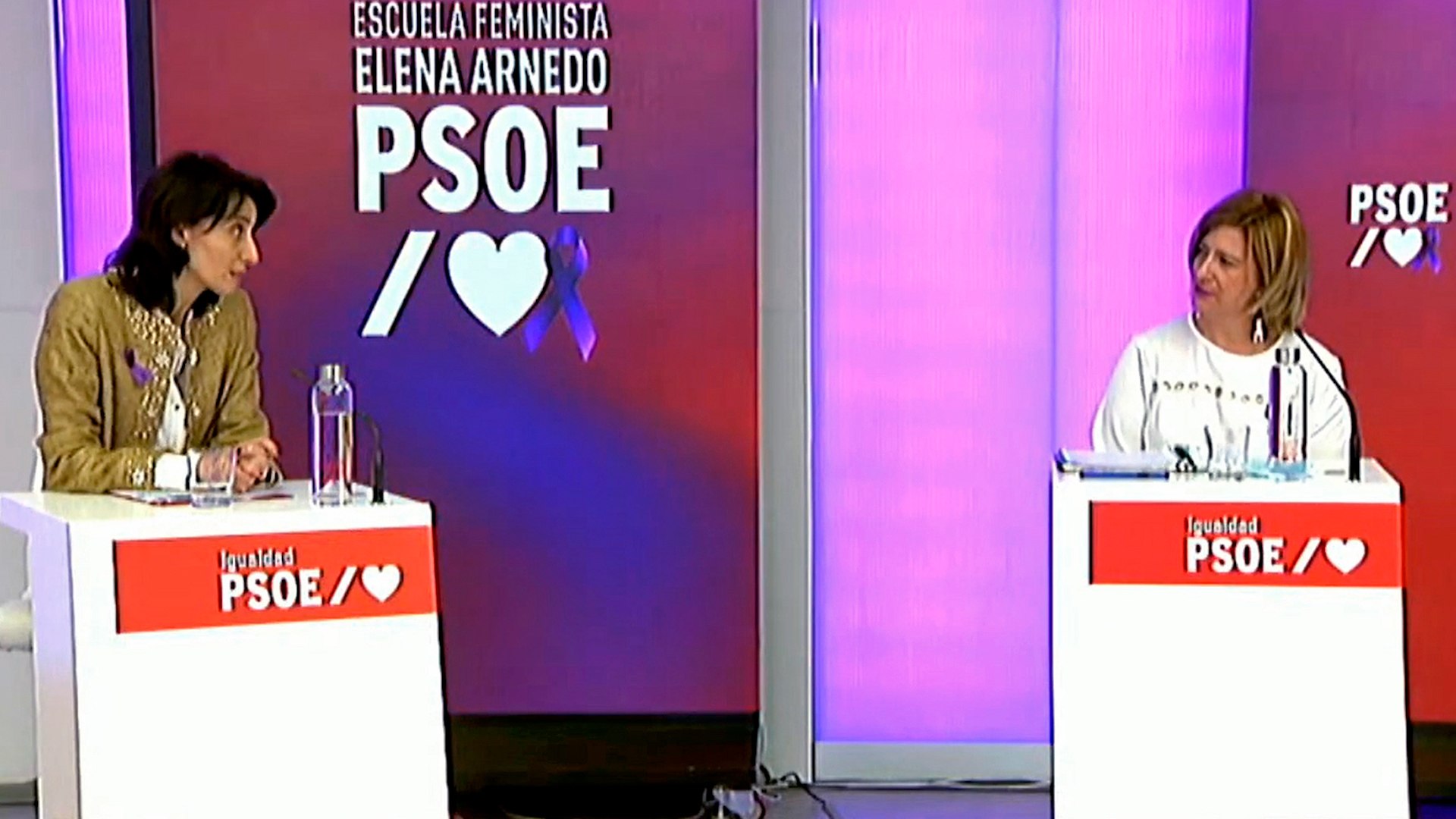 Leire D�ez, identificada como la "fontanera de Ferraz" por su profunda integraci�n en el PSOE, compart�a actos de alto nivel con figuras prominentes del partido mientras, presuntamente, tej�a una red de corrupci�n utilizando su posici�n en la administraci�n p�blica. El grado de fusi�n entre D�ez y el partido socialista queda patente en las jornadas feministas celebradas en la sede del PSOE el 24 de noviembre de 2020.
En este evento, organizado un d�a antes del D�a Internacional de la Eliminaci�n de la Violencia contra la Mujer, D�ez actu� como moderadora en una de las mesas. En esa charla estuvo acompa�ada por Pilar Llop, quien era la presidenta del Senado en ese momento y que posteriormente ocupar�a el cargo de ministra de Justicia. El documento gr�fico del evento al que ha tenido acceso EL MUNDO tambi�n muestra la presencia de Carmen Calvo, entonces secretaria de Igualdad.
La elecci�n del PSOE de encomendarle a D�ez un papel de moderadora en la segunda charla de las jornadas, tituladas "Escuela de pensamiento feminista Elena Arnedo: Contra la violencia machista", resulta "muy ilustrativo" sobre su relevancia interna. Durante su intervenci�n, D�ez se dirigi� a Llop con familiaridad. Al comienzo de su mesa, la ex militante socialista pronunci� la frase que se deb�a preservar: "Vamos a hablar de c�mo podemos reformular la democracia con el feminismo".
La investigaci�n de la Unidad Central Operativa (UCO) de la Guardia Civil se�ala que la consolidaci�n de esta influencia pol�tica es simult�nea a la etapa en la que ella usaba su cargo p�blico en la Empresa Nacional del Uranio SA (ENUSA), una sociedad que depende de la SEPI, para llevar a cabo "negocios personales" junto a otras dos personas imputadas.
Leire D�ez fue aupada a la Direcci�n de Comunicaci�n de ENUSA desde 2018, justo tras la llegada de Pedro S�nchez a la presidencia, y permaneci� all� hasta 2021. La investigaci�n le atribuye, junto a Vicente Guerrero (expresidente de la SEPI y hombre de m�xima confianza de la vicepresidenta Mar�a Jes�s Montero) y Antxon Alonso, la construcci�n de una trama. Los tres est�n imputados por ama�ar contrataciones p�blicas a cambio de supuestas mordidas.
Seg�n el auto del juez de la Audiencia Nacional, Antonio Pi�a, el grupo, autodenominado Hiruko (los tres en euskera), oper� al menos entre 2021 y 2023. Aprovechando sus sillones en las instituciones, la UCO se�ala que gestionaron el rescate de una empresa p�blica vasca y obtuvieron a cambio comisiones e inversiones en Jaca y Marbella. El magistrado argument� que los investigados adoptaron "medidas de seguridad para garantizar la m�s estricta discreci�n y confidencialidad de sus actuaciones". Este entramado de corrupci�n se mantuvo activo, seg�n la investigaci�n, incluso cuando Fern�ndez ya hab�a salido de la SEPI en 2019.