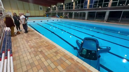 Un vehículo se estrelló contra la pared de una piscina