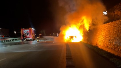 Seyir halinde alev alan lüks otomobil kullanılamaz hale geldi