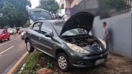 Com falha nos freios, Peugeot vai parar na calçada para evitar acidente no Centro de Cascavel
