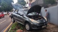 Com falha nos freios, Peugeot vai parar na calçada para evitar acidente no Centro de Cascavel