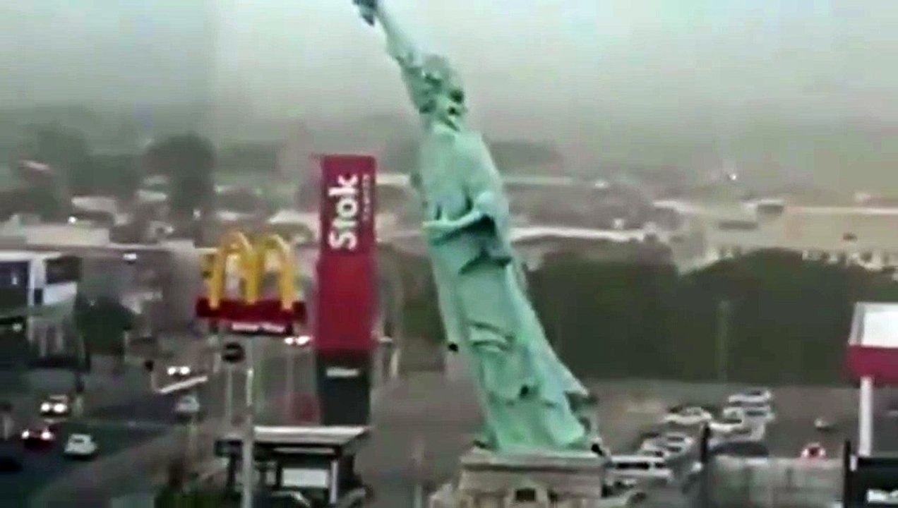 Estátua da Havan cai