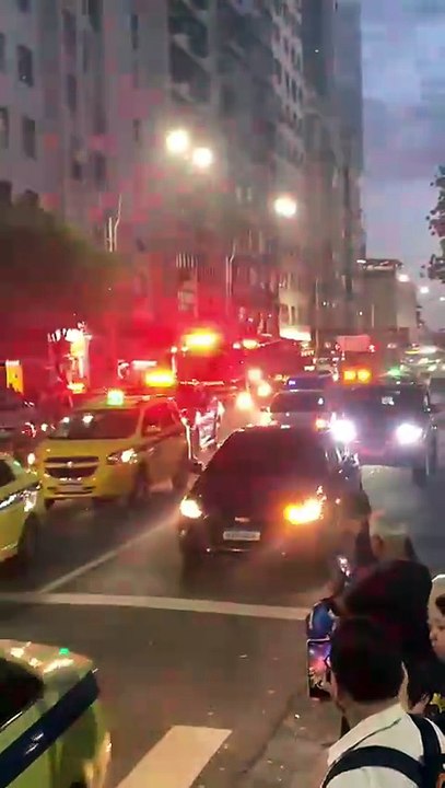 Incêndio de grandes proporções atinge Copacabana na Zona Sul do Rio; veja vídeo