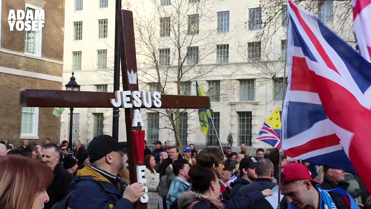 Billy Bragg: "Tommy Robinson's a f*cking little grifter!" says musician | Adam Yosef