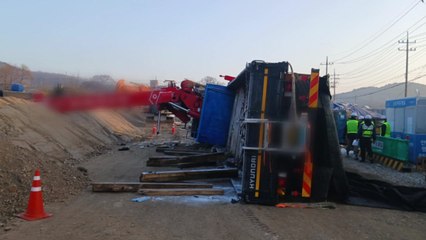 인천에서 공사 자재 들어 올리던 크레인 넘어져...2명 부상 / YTN