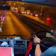 ไม่เบรกเลย ! รถบรรทุกพุ่งชนรถติดไฟแดง โครมสนั่นชนยับหลายคัน