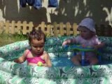 Dounia et cameron piscine