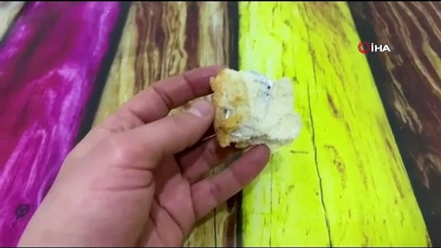 Fırından aldığı ekmeğin içinden çıkanı görünce ne yapacağını bilemedi