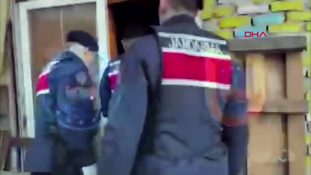 İzmir'de yeni yıl öncesinde 4 bin 130 litre kaçak etil alkol ele geçirildi