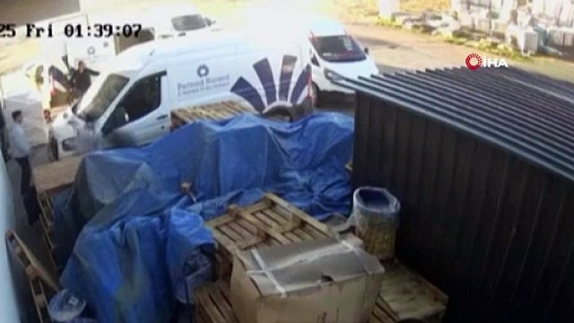 Adana’da 19 yaşındaki genç, eski kız arkadaşının yeni sevgilisi tarafından 10 yerinden bıçaklanarak öldürüldü. Cinayet zanlısı polis baskınında kaçmaya çalışırken balkondan alt kattaki daireye atladı.