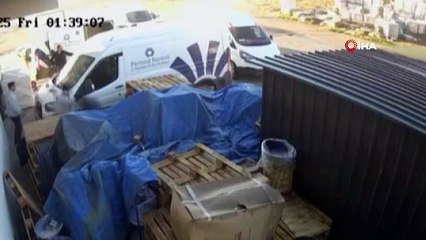 Adana’da 19 yaşındaki genç, eski kız arkadaşının yeni sevgilisi tarafından 10 yerinden bıçaklanarak öldürüldü. Cinayet zanlısı polis baskınında kaçmaya çalışırken balkondan alt kattaki daireye atladı.