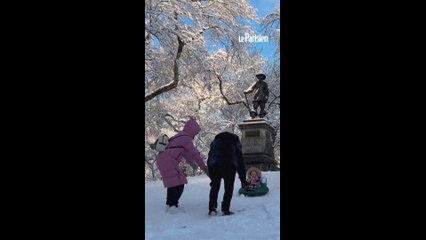Les New-Yorkais s'amusent dans Central Park recouvert de neige