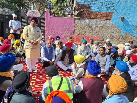 छात्र के साथ शिक्षिका द्वारा मारपीट व दस्तार से छेड़छाड़ किए जाने की घटना को लेकर की बैठक