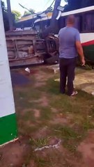 Caminhonete perde controle, bate em poste e atinge micro-ônibus na Avenida Bonocô