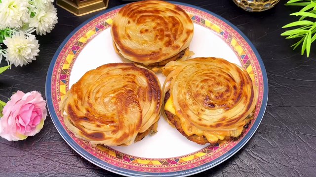 Dubai Famous Paratha Burger Recipe｜Viral Smash Paratha Burger｜Dubai Street Food Paratha