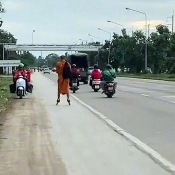 พระสงฆ์ใส่โรลเลอร์สเก็ตเดินทาง คนมองหลายมุมต่างกับเหตุผลที่ใช้