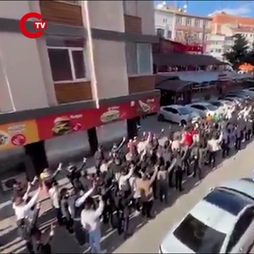 II. Çözüm Süreci’ne karşı konferans için Kayseri'ye giden Ümit Özdağ, Ülkü Ocakları tarafından protesto edildi.