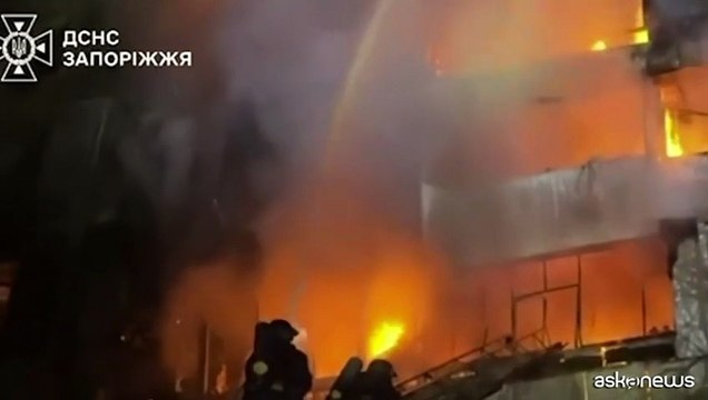 Ucraina, droni attaccano Zaporizhzhia, incendio in un palazzo