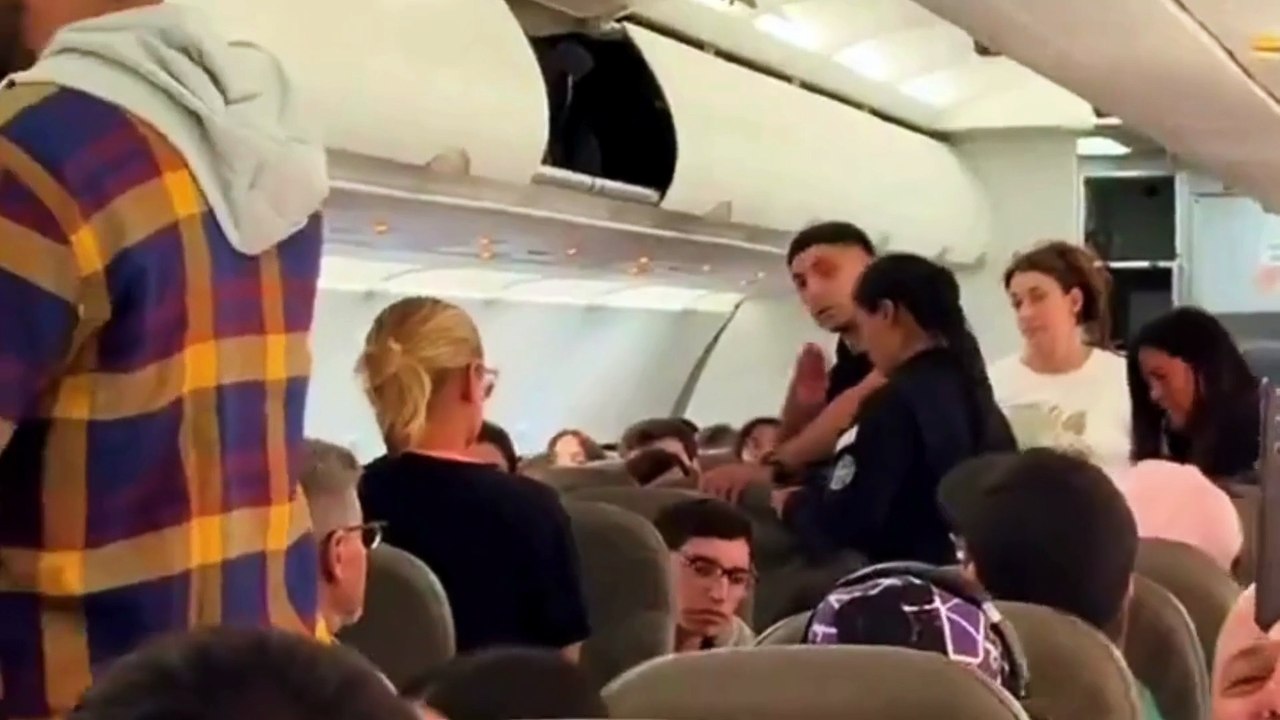 Passageiros são retirados de voo para Florianópolis após briga antes da decolagem