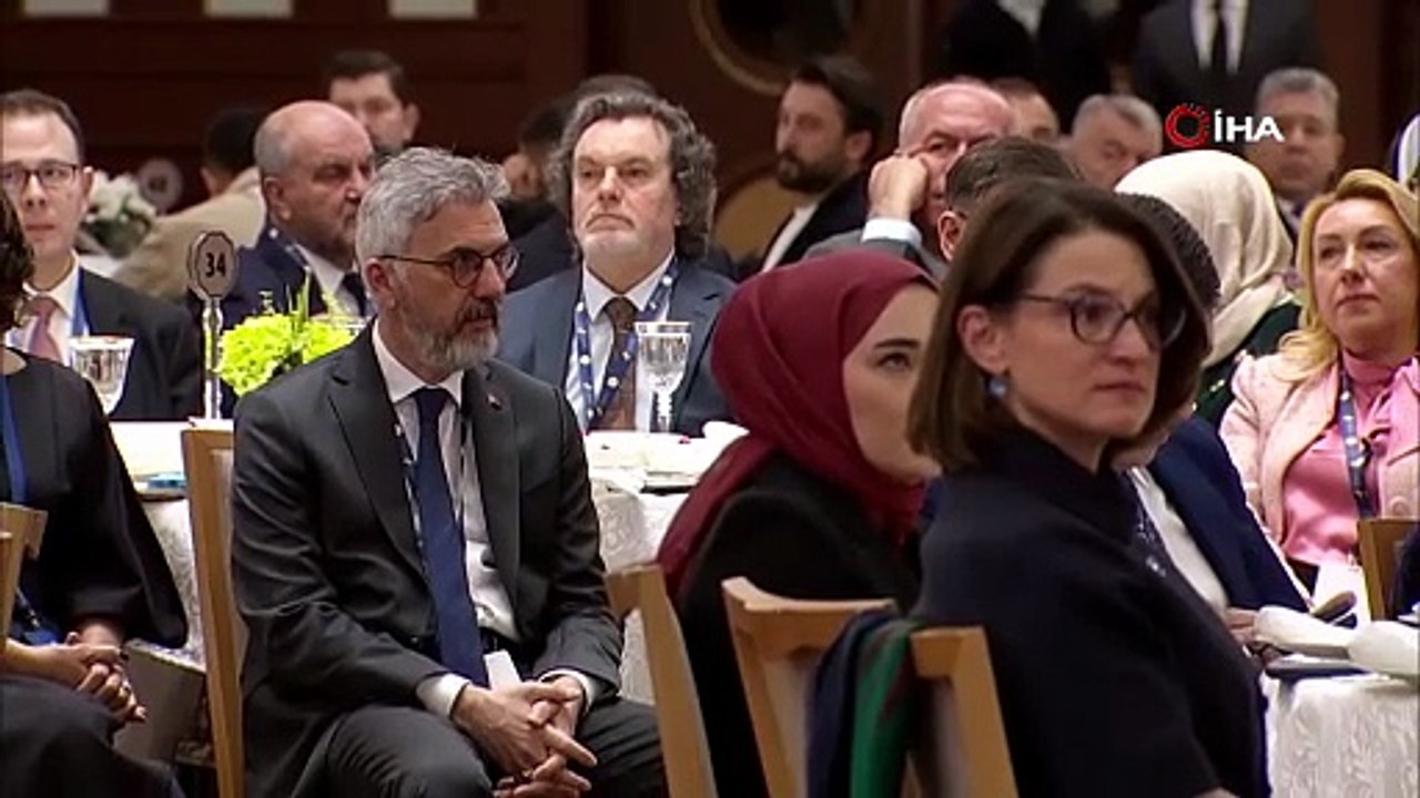 Cumhurbaşkanı Erdoğan: "Medyanın kışkırttığı ırkçı saldırıları unutmadık. Aynı şekilde Gazze’de 70 binin üzerinde Filistinli kardeşimiz öldürüldü. Yıkıntıların altında ne kadar cenaze olduğunu kimse bilmiyor."