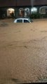 Chuva deixa carro submerso e passageiros presos em ônibus em Juiz de Fora (MG)