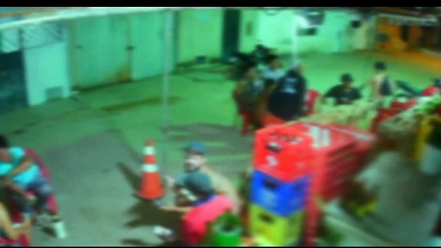 Câmeras flagram ataque a tiros em bar que deixou quatro pessoas baleadas em destino turístico da Bahia