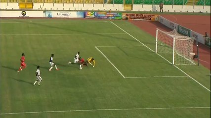 Errore assurdo! Scontro portiere-difensore, tiro a porta vuota, ma...