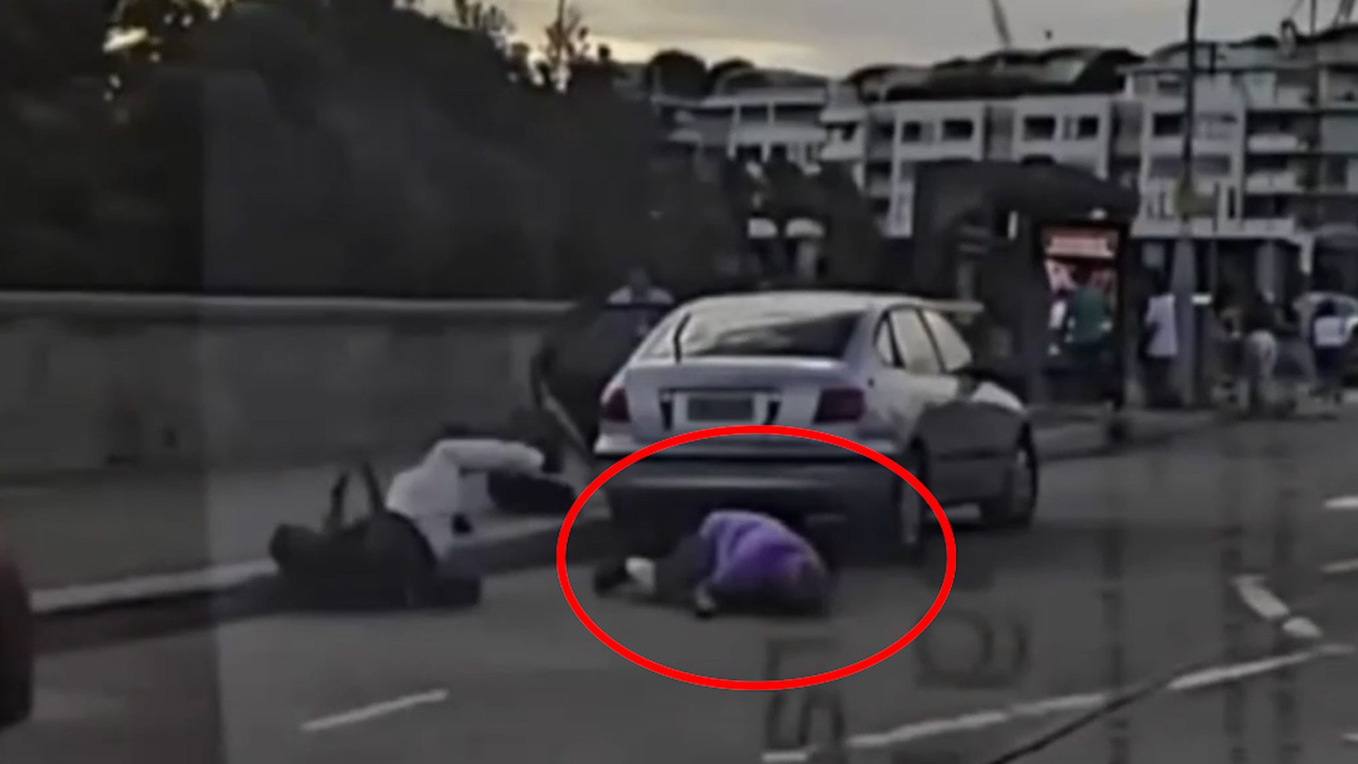 Un nuevo v�deo sobre el atentado del domingo en Bondi Beach ha profundizado la tristeza entre los australianos, al revelar la heroica y tr�gica acci�n de una pareja que se convirti� en dos de las primeras v�ctimas,. La grabaci�n, que emergi� en la red social china Rednote, muestra a Boris Gurman (69) y a su esposa, Sof�a Gurman (61), quienes pagaron con su vida su valent�a al enfrentarse al terrorista Sajid Akram (50).